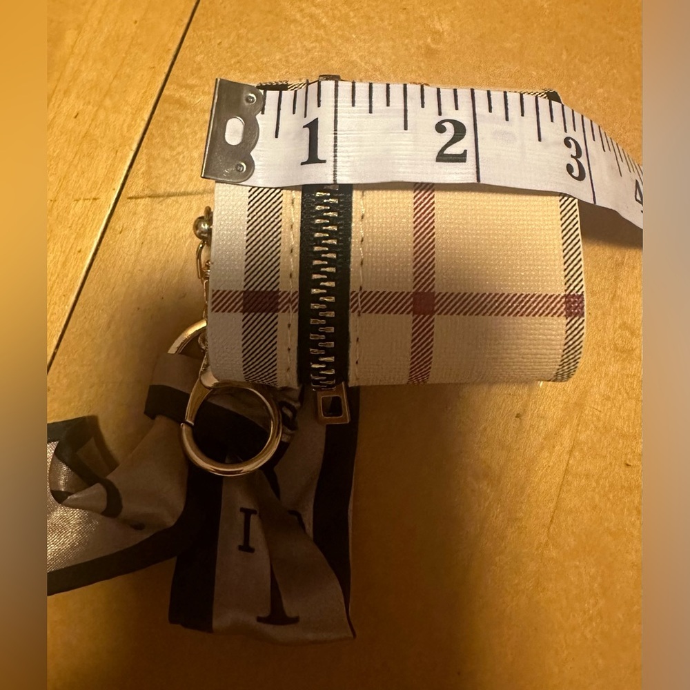 Unbranded fashion key chain charm/ AirPod holder - Picture 7 of 9